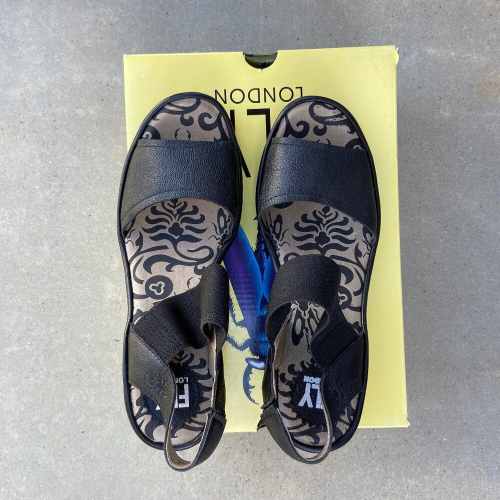 FLY LONDON Wost Black Sandals